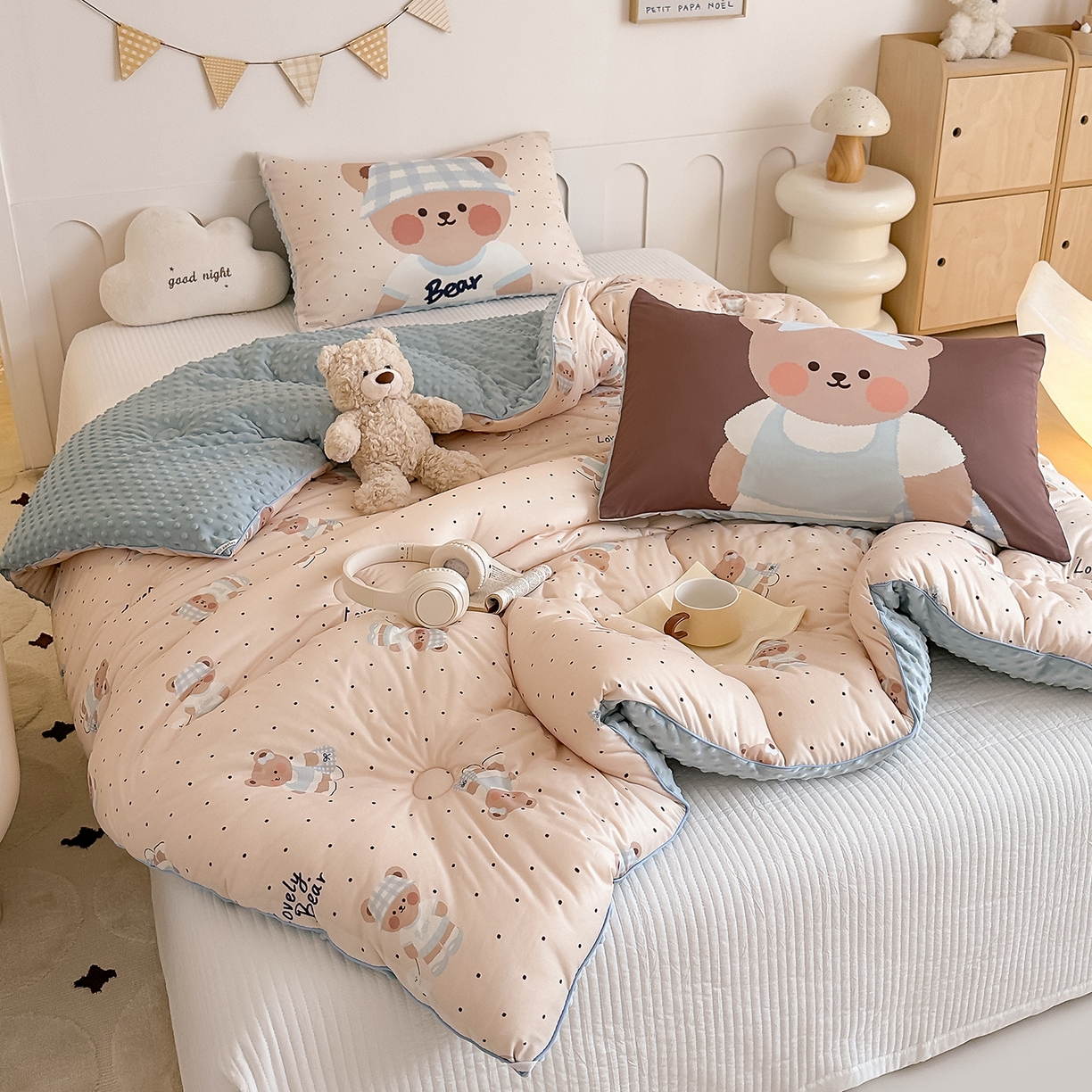 91家纺网 家纺一手货源 找家纺 RYB红黄兰 2025新款设计师原创针织棉暖暖豆豆绒秋冬被芯被子 奶油熊宝