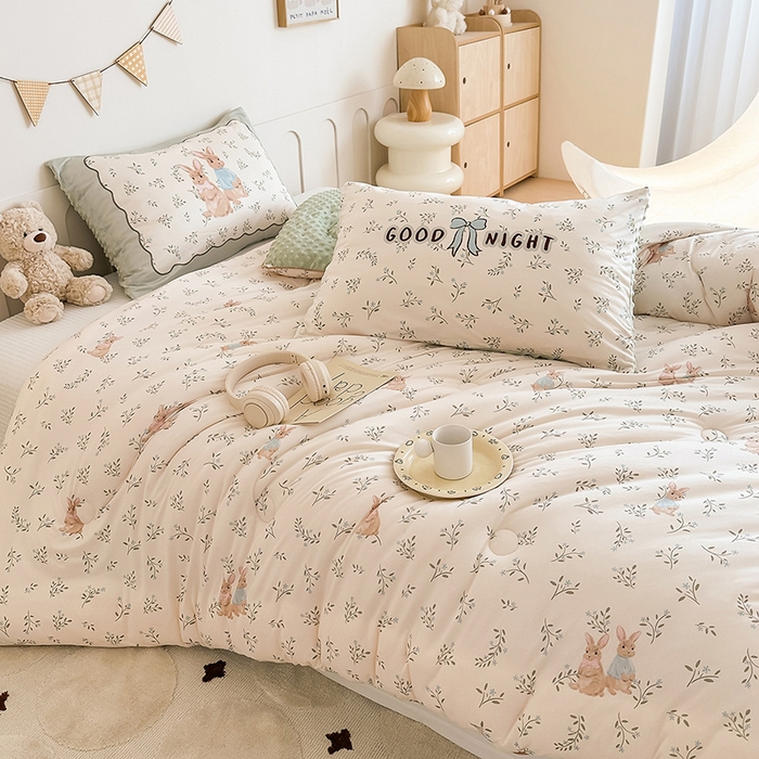 91家纺网 家纺一手货源 找家纺 RYB红黄兰 2025新款设计师原创针织棉暖暖豆豆绒秋冬被芯被子 森林兔子