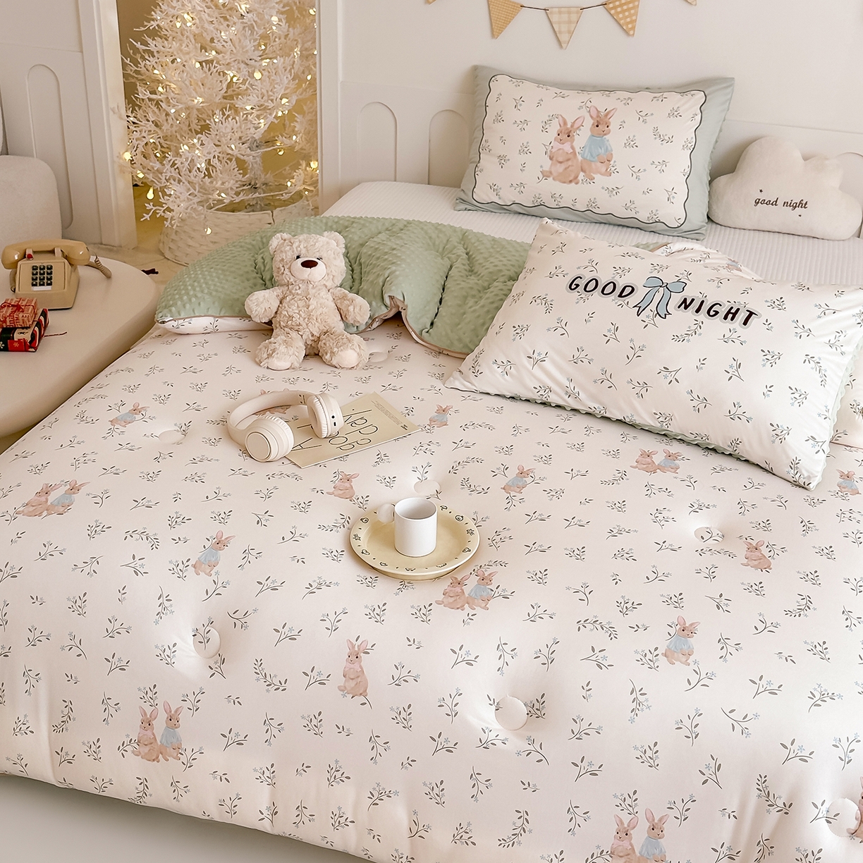 91家纺网 家纺一手货源 找家纺 RYB红黄兰 2025新款设计师原创针织棉暖暖豆豆绒秋冬被芯被子 森林兔子