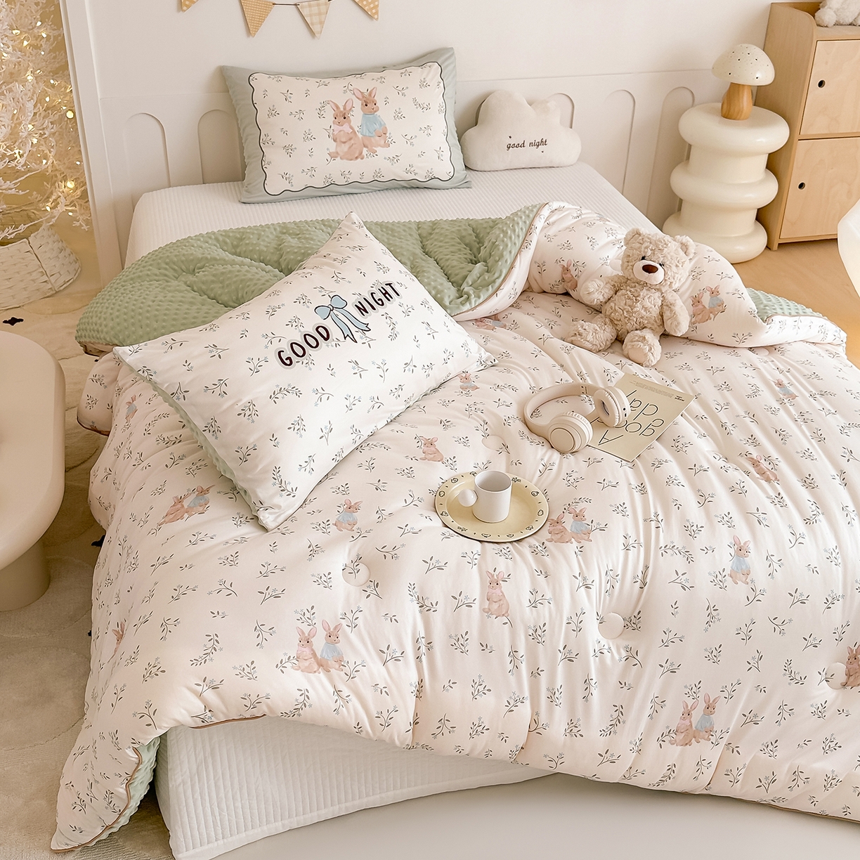 91家纺网 家纺一手货源 找家纺 RYB红黄兰 2025新款设计师原创针织棉暖暖豆豆绒秋冬被芯被子 森林兔子