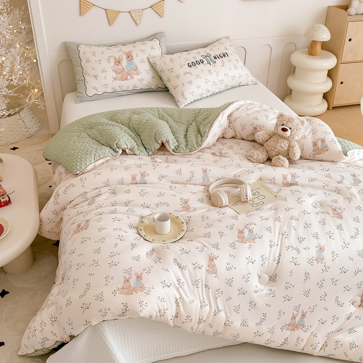 91家纺网 家纺一手货源 找家纺 RYB红黄兰 2025新款设计师原创针织棉暖暖豆豆绒秋冬被芯被子 森林兔子