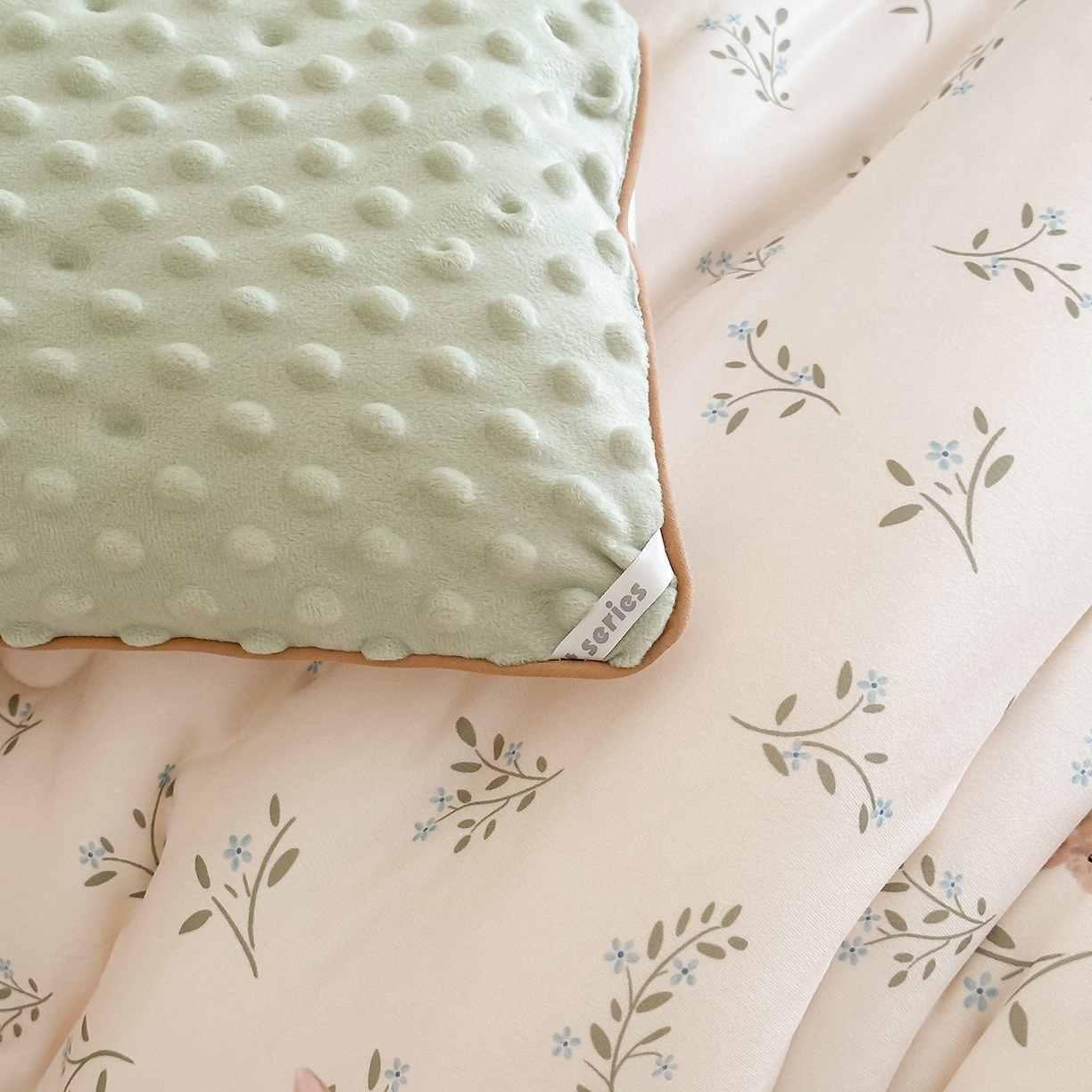 91家纺网 家纺一手货源 找家纺 RYB红黄兰 2025新款设计师原创针织棉暖暖豆豆绒秋冬被芯被子 森林兔子