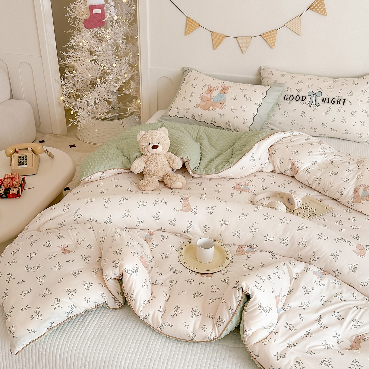 91家纺网 家纺一手货源 找家纺 RYB红黄兰 2025新款设计师原创针织棉暖暖豆豆绒秋冬被芯被子 森林兔子