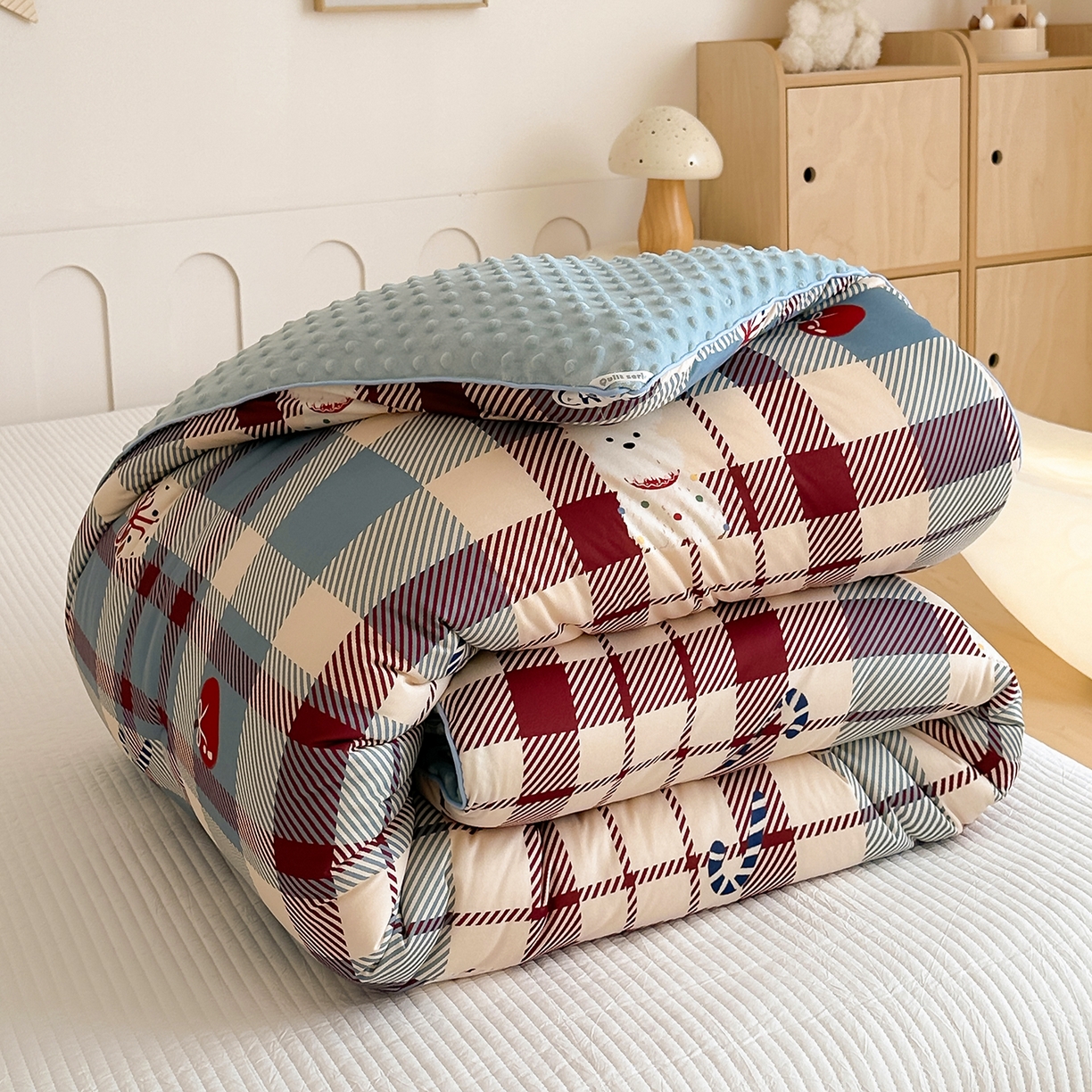 91家纺网 家纺一手货源 找家纺 RYB红黄兰 2025新款设计师原创针织棉暖暖豆豆绒秋冬被芯被子 圣诞西高地