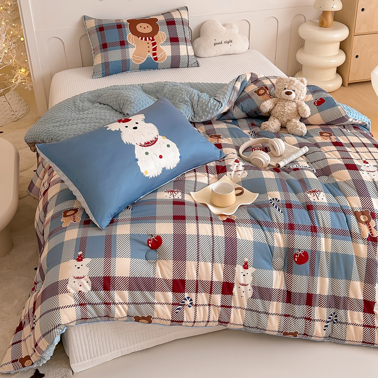 91家纺网 家纺一手货源 找家纺 RYB红黄兰 2025新款设计师原创针织棉暖暖豆豆绒秋冬被芯被子 圣诞西高地