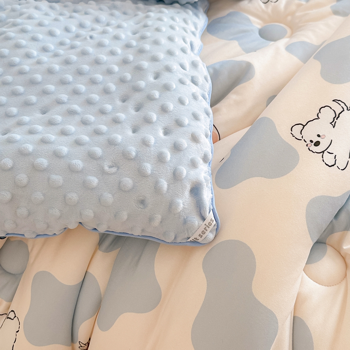 91家纺网 家纺一手货源 找家纺 RYB红黄兰 2025新款设计师原创针织棉暖暖豆豆绒秋冬被芯被子 顽皮兄弟