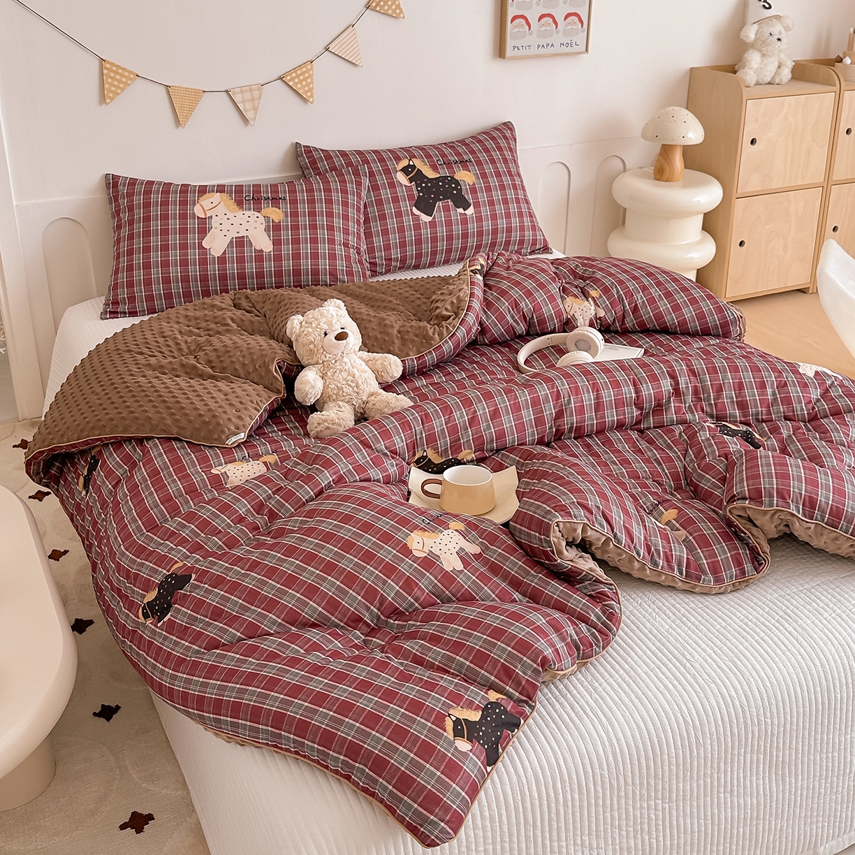 91家纺网 家纺一手货源 找家纺 RYB红黄兰 2025新款设计师原创针织棉暖暖豆豆绒秋冬被芯被子 幸运加马