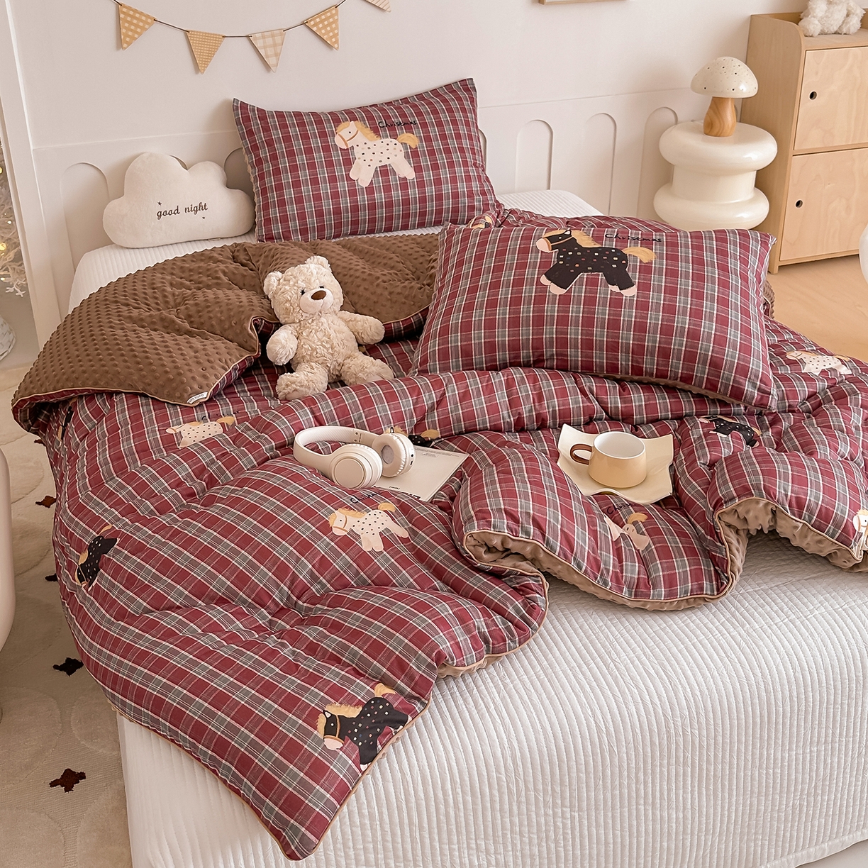 91家纺网 家纺一手货源 找家纺 RYB红黄兰 2025新款设计师原创针织棉暖暖豆豆绒秋冬被芯被子 幸运加马