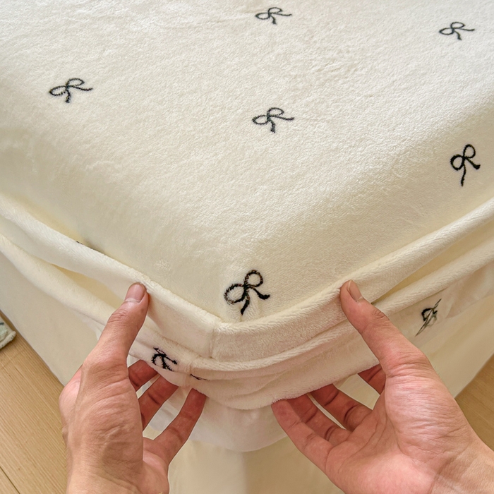 91家纺网 家纺一手货源 找家纺 老K (原美阁） 2025新款高克重牛奶绒床笠三件套 蝴蝶结白