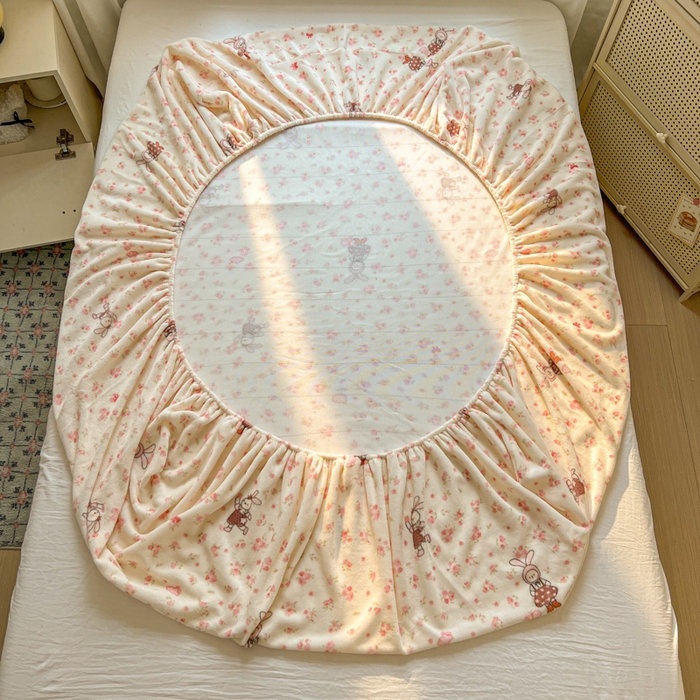 91家纺网 家纺一手货源 找家纺 老K (原美阁） 2025新款高克重牛奶绒床笠三件套 玫瑰小兔