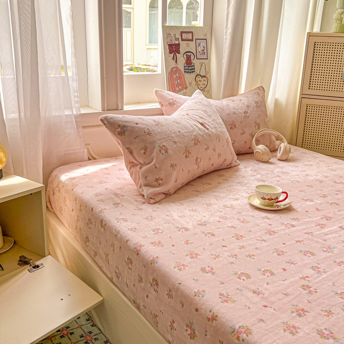 91家纺网 家纺一手货源 找家纺 老K (原美阁） 2025新款高克重牛奶绒床笠三件套 小粉花