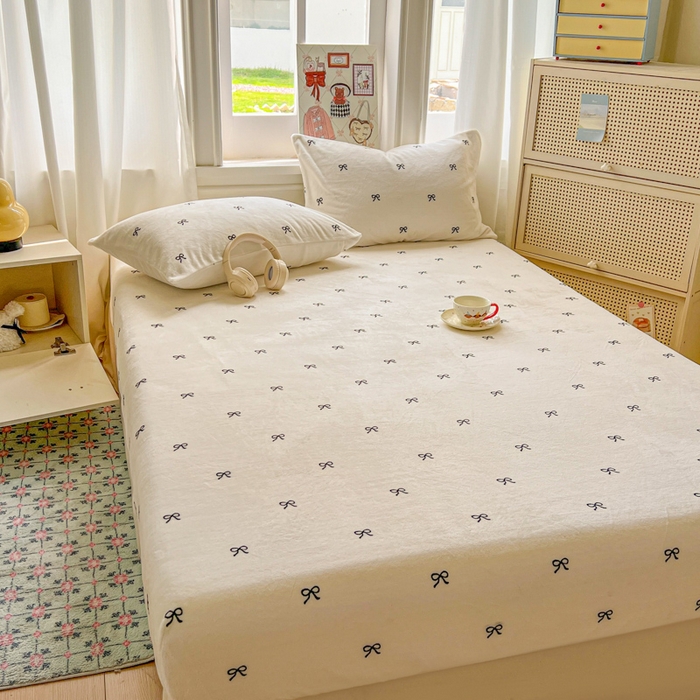 91家纺网 家纺一手货源 找家纺 老K (原美阁） 2025新款高克重牛奶绒床笠三件套 蝴蝶结白