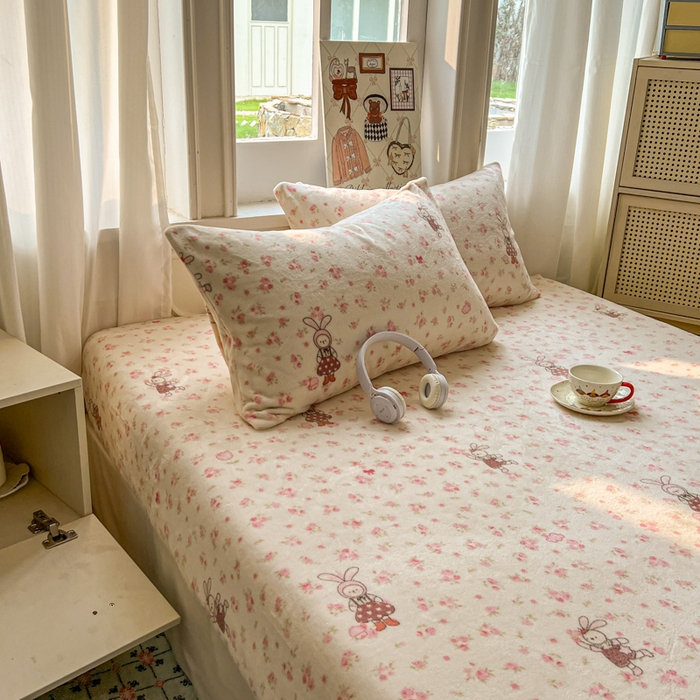 91家纺网 家纺一手货源 找家纺 老K (原美阁） 2025新款高克重牛奶绒床笠三件套 玫瑰小兔