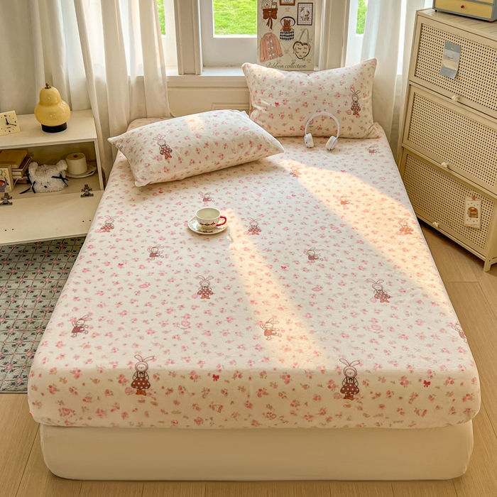 91家纺网 家纺一手货源 找家纺 老K (原美阁） 2025新款高克重牛奶绒床笠三件套 玫瑰小兔