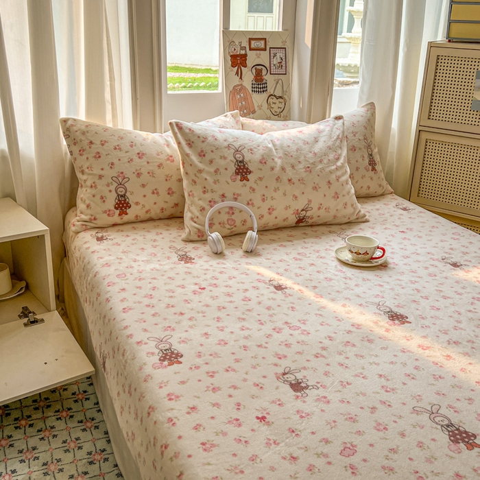 91家纺网 家纺一手货源 找家纺 老K (原美阁） 2025新款高克重牛奶绒床笠三件套 玫瑰小兔