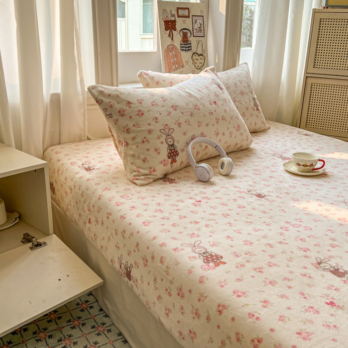 91家纺网 家纺一手货源 找家纺 老K (原美阁） 2025新款高克重牛奶绒床笠三件套 玫瑰小兔