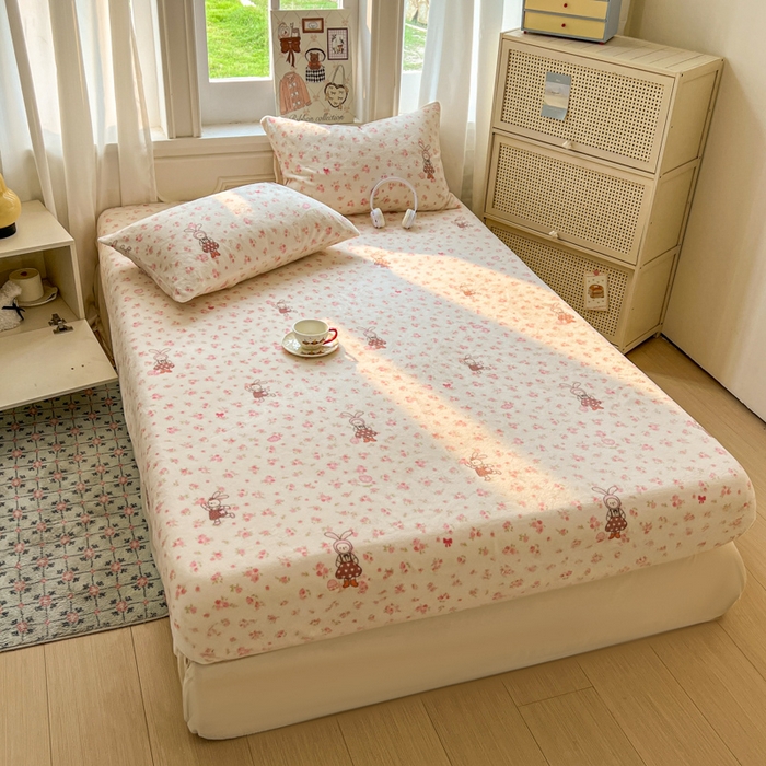 91家纺网 家纺一手货源 找家纺 老K (原美阁） 2025新款高克重牛奶绒床笠三件套 玫瑰小兔