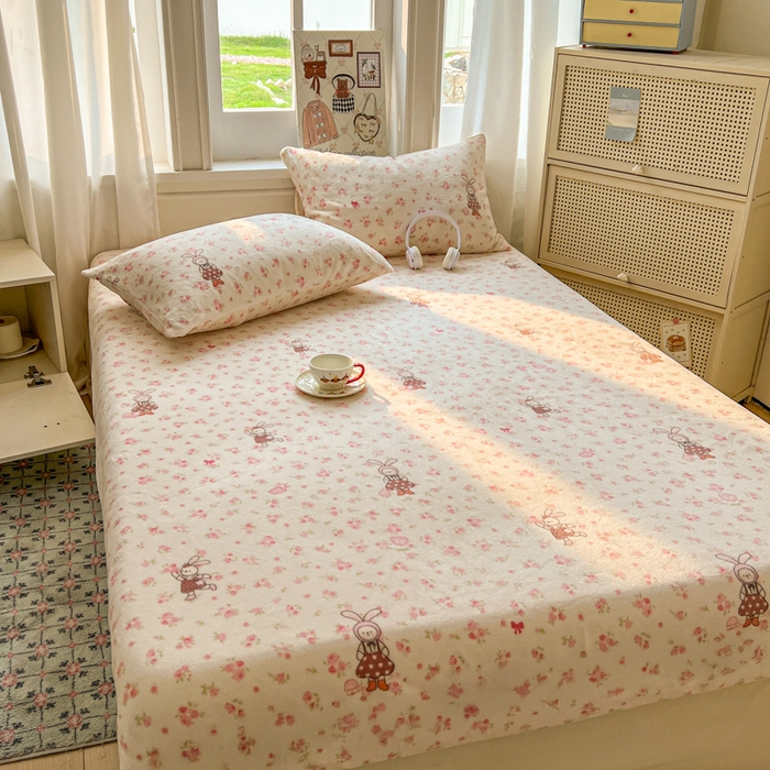 91家纺网 家纺一手货源 找家纺 老K (原美阁） 2025新款高克重牛奶绒床笠三件套 玫瑰小兔