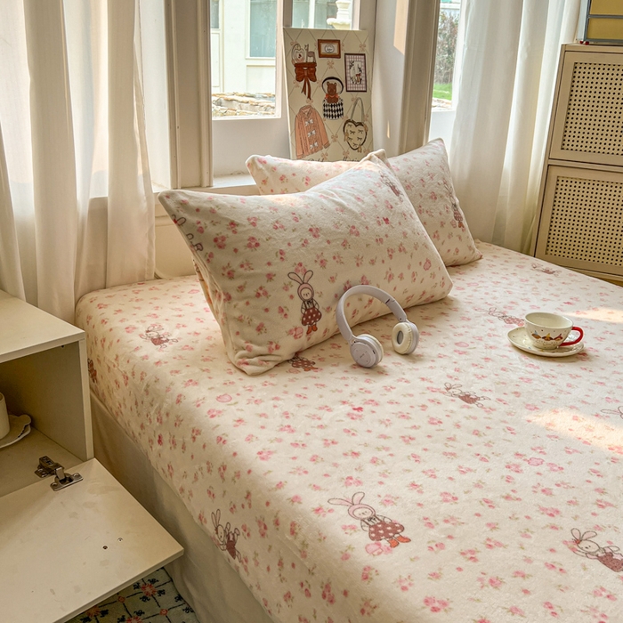 91家纺网 家纺一手货源 找家纺 老K (原美阁） 2025新款高克重牛奶绒床笠三件套 玫瑰小兔