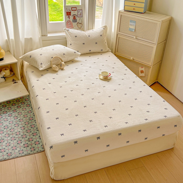 91家纺网 家纺一手货源 找家纺 老K (原美阁） 2025新款高克重牛奶绒床笠三件套 蝴蝶结白