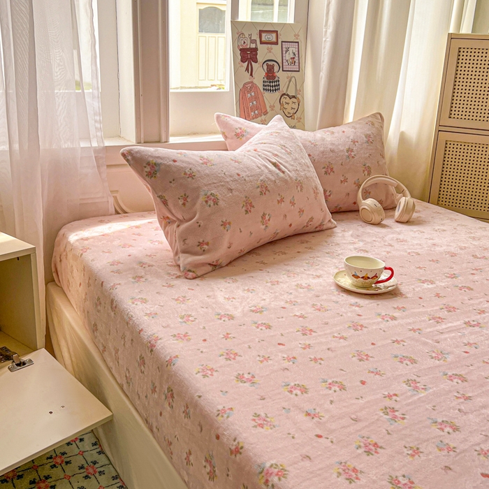91家纺网 家纺一手货源 找家纺 老K (原美阁） 2025新款高克重牛奶绒床笠三件套 小粉花