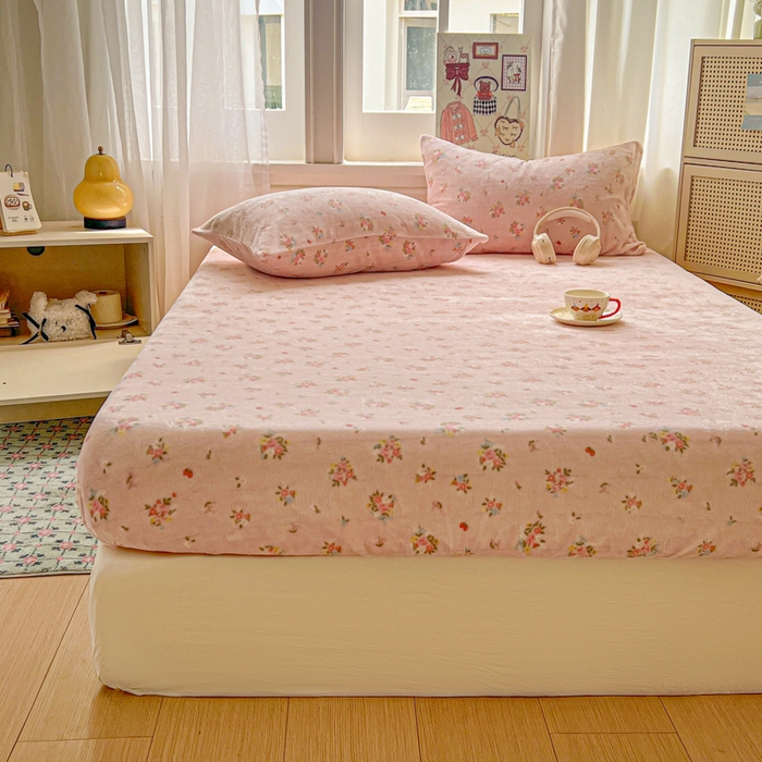 91家纺网 家纺一手货源 找家纺 老K (原美阁） 2025新款高克重牛奶绒床笠三件套 小粉花