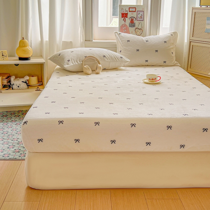 91家纺网 家纺一手货源 找家纺 老K (原美阁） 2025新款高克重牛奶绒床笠三件套 蝴蝶结白