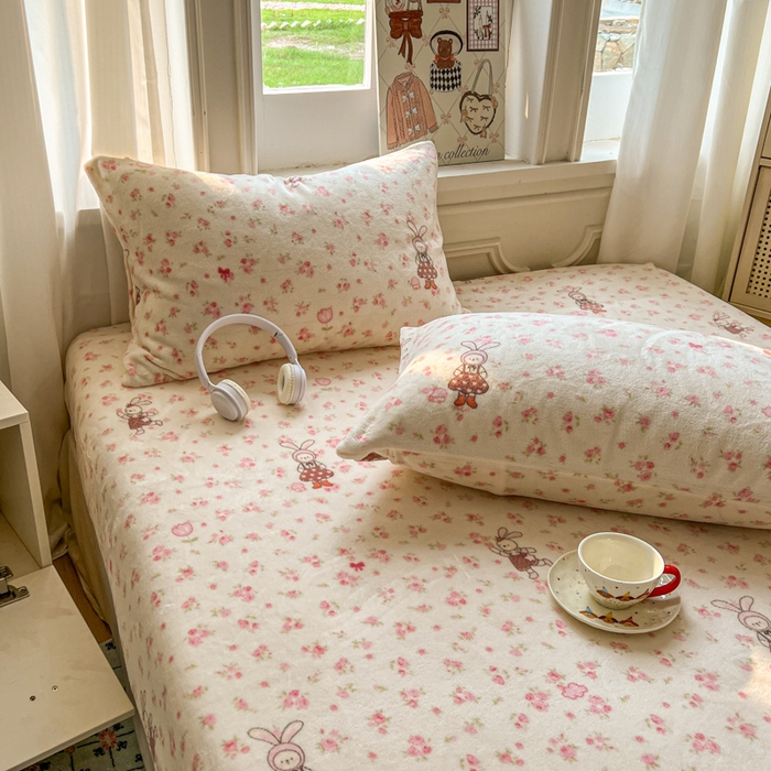 91家纺网 家纺一手货源 找家纺 老K (原美阁） 2025新款高克重牛奶绒床笠三件套 玫瑰小兔