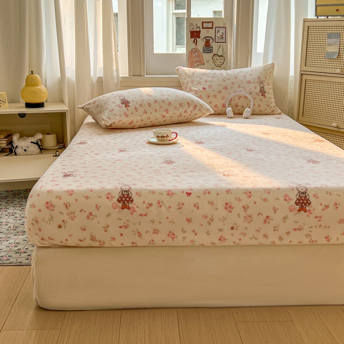 91家纺网 家纺一手货源 找家纺 老K (原美阁） 2025新款高克重牛奶绒床笠三件套 玫瑰小兔