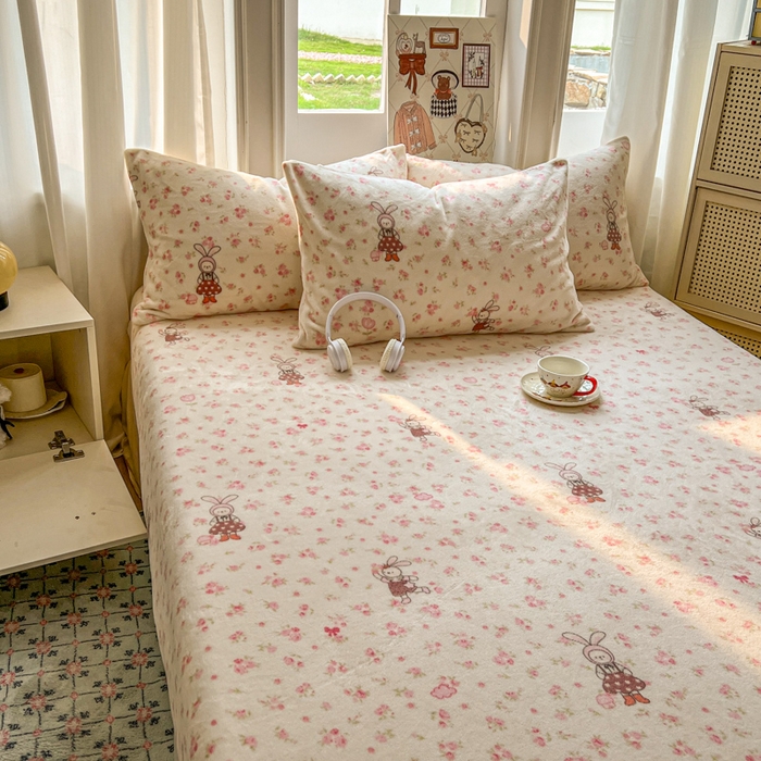 91家纺网 家纺一手货源 找家纺 老K (原美阁） 2025新款高克重牛奶绒床笠三件套 玫瑰小兔