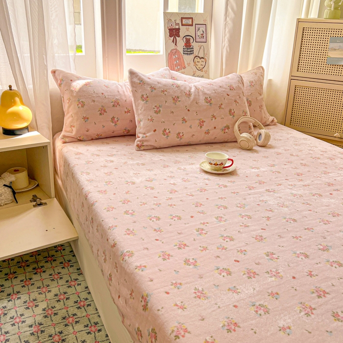 91家纺网 家纺一手货源 找家纺 老K (原美阁） 2025新款高克重牛奶绒床笠三件套 小粉花