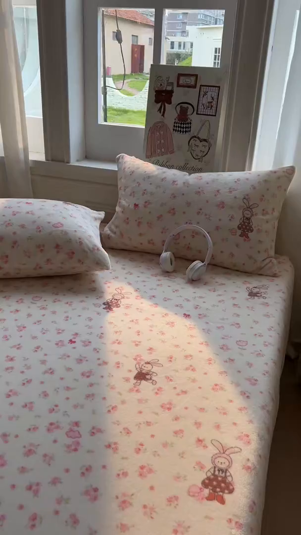 91家纺网 家纺一手货源 找家纺 老K (原美阁） 2025新款高克重牛奶绒床笠三件套 玫瑰小兔