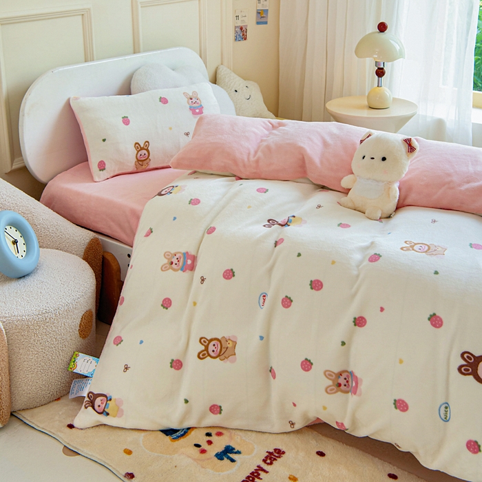91家纺网 家纺一手货源 找家纺 2025新款A类牛奶绒幼儿园被子三件套儿童卡通双面牛奶绒被套被芯六件套 草莓萌宝