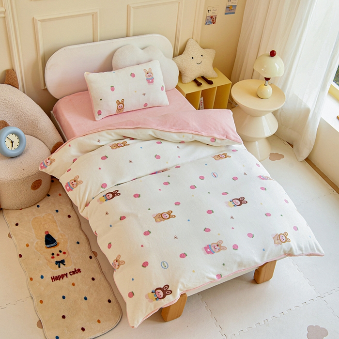 91家纺网 家纺一手货源 找家纺 2025新款A类牛奶绒幼儿园被子三件套儿童卡通双面牛奶绒被套被芯六件套 草莓萌宝