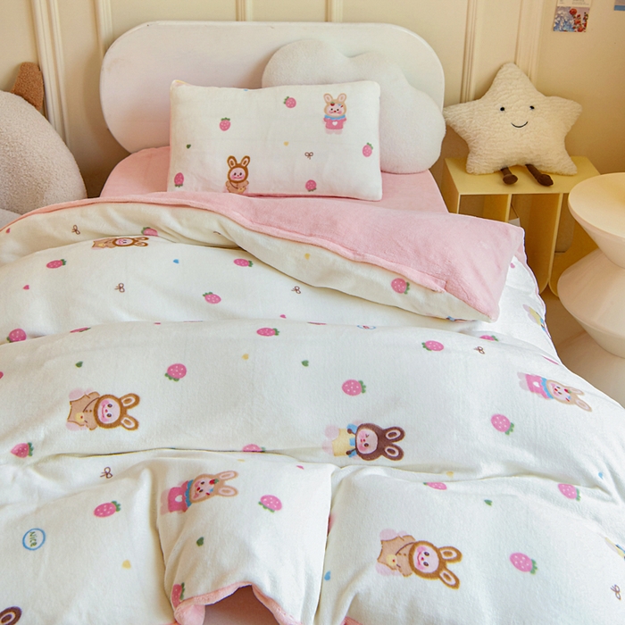 91家纺网 家纺一手货源 找家纺 2025新款A类牛奶绒幼儿园被子三件套儿童卡通双面牛奶绒被套被芯六件套 草莓萌宝