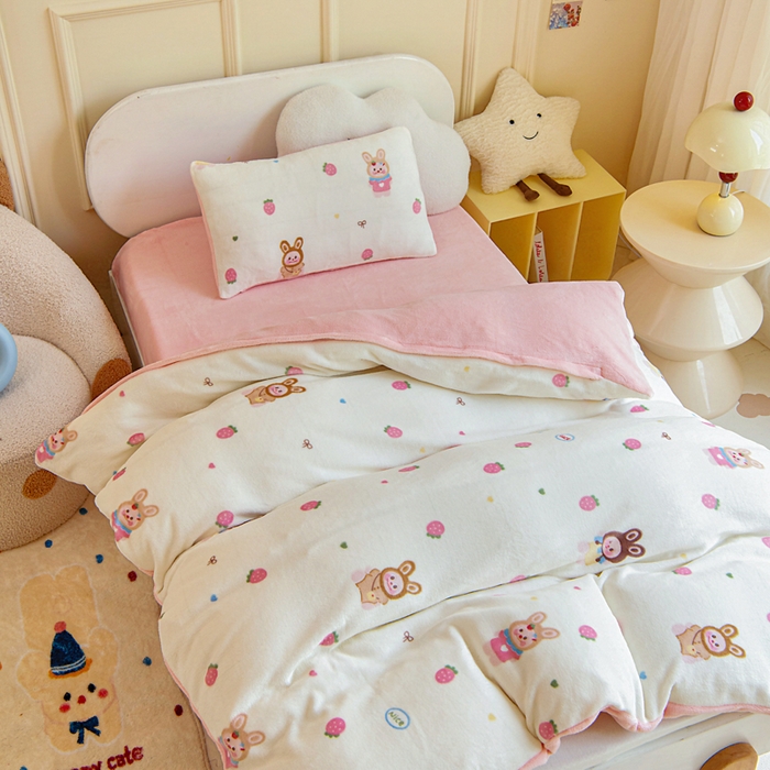 91家纺网 家纺一手货源 找家纺 2025新款A类牛奶绒幼儿园被子三件套儿童卡通双面牛奶绒被套被芯六件套 草莓萌宝