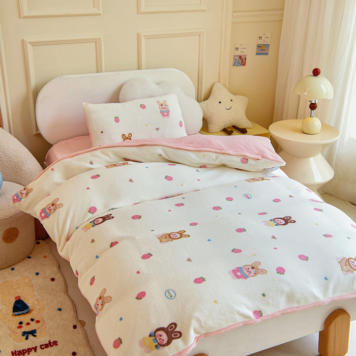 91家纺网 家纺一手货源 找家纺 2025新款A类牛奶绒幼儿园被子三件套儿童卡通双面牛奶绒被套被芯六件套 草莓萌宝