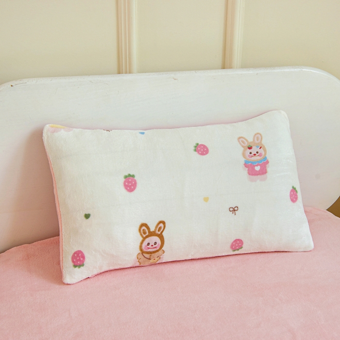 91家纺网 家纺一手货源 找家纺 2025新款A类牛奶绒幼儿园被子三件套儿童卡通双面牛奶绒被套被芯六件套 草莓萌宝