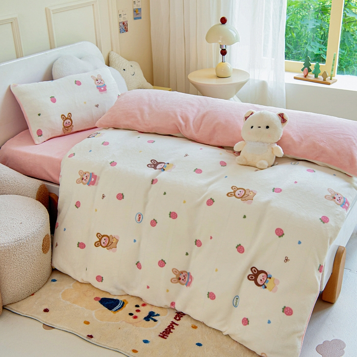 91家纺网 家纺一手货源 找家纺 2025新款A类牛奶绒幼儿园被子三件套儿童卡通双面牛奶绒被套被芯六件套 草莓萌宝