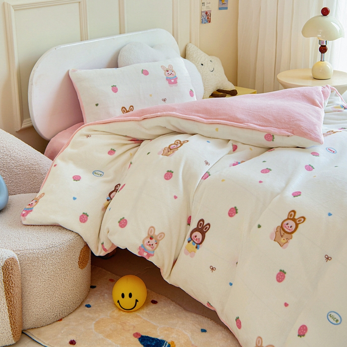 91家纺网 家纺一手货源 找家纺 2025新款A类牛奶绒幼儿园被子三件套儿童卡通双面牛奶绒被套被芯六件套 草莓萌宝