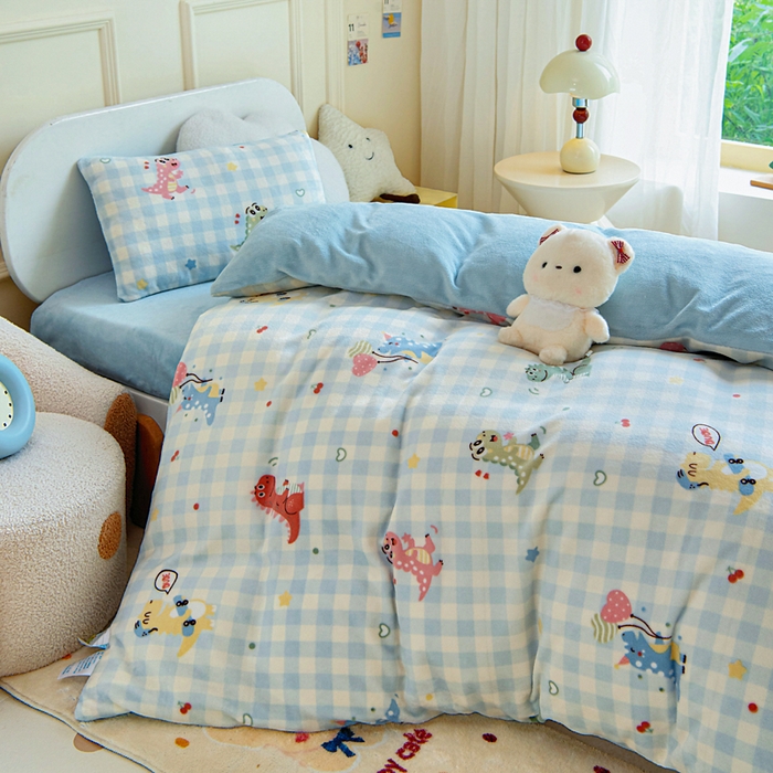 91家纺网 家纺一手货源 找家纺 2025新款A类牛奶绒幼儿园被子三件套儿童卡通双面牛奶绒被套被芯六件套 恐龙乐园