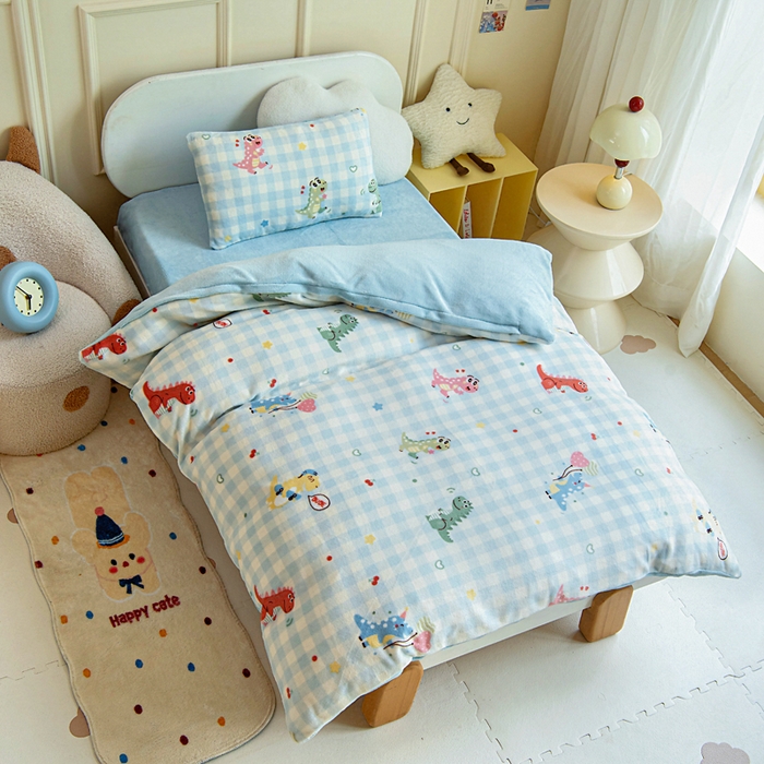 91家纺网 家纺一手货源 找家纺 2025新款A类牛奶绒幼儿园被子三件套儿童卡通双面牛奶绒被套被芯六件套 恐龙乐园