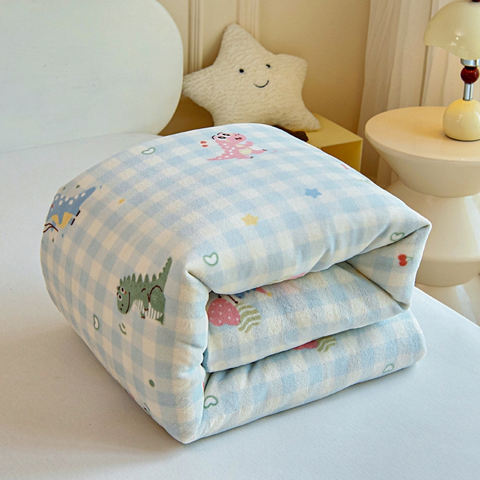 91家纺网 家纺一手货源 找家纺 2025新款A类牛奶绒幼儿园被子三件套儿童卡通双面牛奶绒被套被芯六件套 恐龙乐园