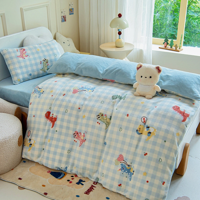 91家纺网 家纺一手货源 找家纺 2025新款A类牛奶绒幼儿园被子三件套儿童卡通双面牛奶绒被套被芯六件套 恐龙乐园