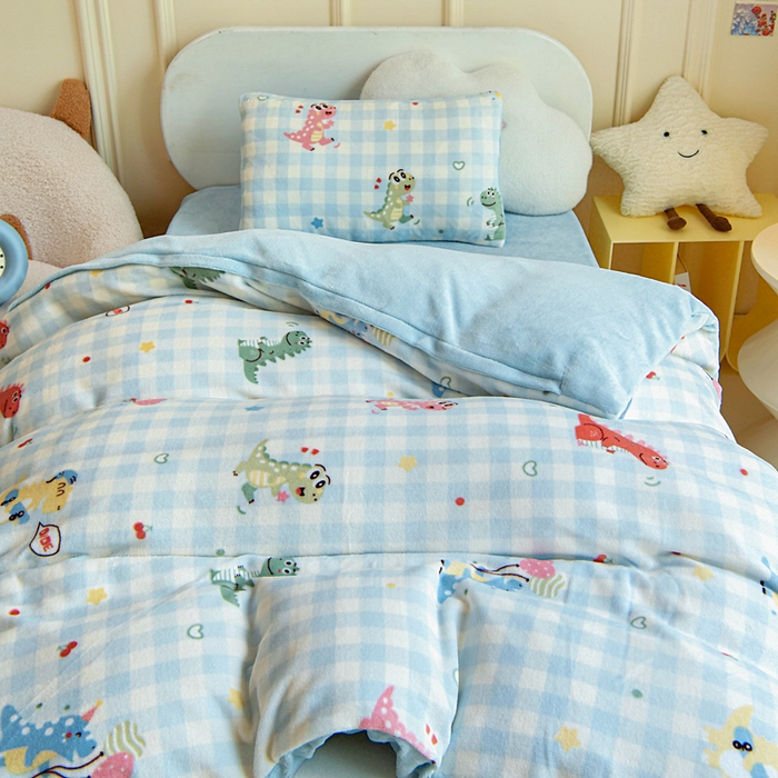 91家纺网 家纺一手货源 找家纺 2025新款A类牛奶绒幼儿园被子三件套儿童卡通双面牛奶绒被套被芯六件套 恐龙乐园