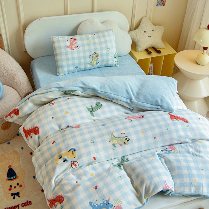91家纺网 家纺一手货源 找家纺 2025新款A类牛奶绒幼儿园被子三件套儿童卡通双面牛奶绒被套被芯六件套 恐龙乐园
