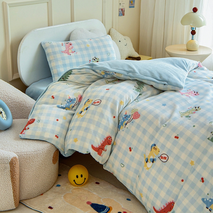91家纺网 家纺一手货源 找家纺 2025新款A类牛奶绒幼儿园被子三件套儿童卡通双面牛奶绒被套被芯六件套 恐龙乐园