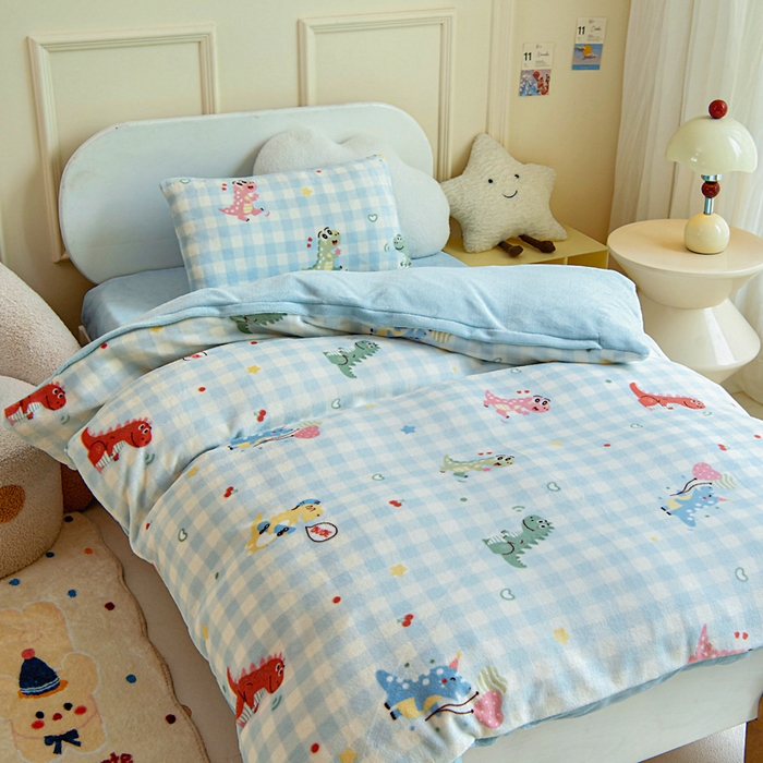 91家纺网 家纺一手货源 找家纺 2025新款A类牛奶绒幼儿园被子三件套儿童卡通双面牛奶绒被套被芯六件套 恐龙乐园