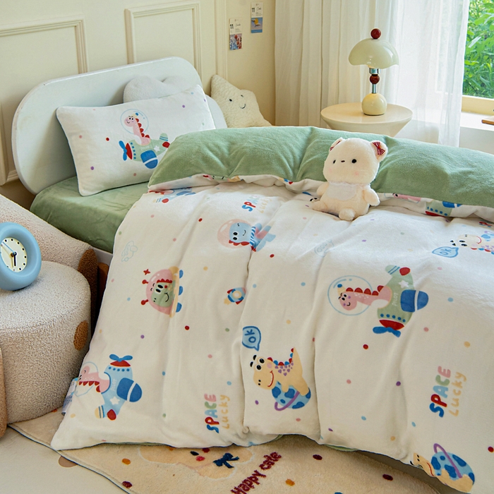 91家纺网 家纺一手货源 找家纺 2025新款A类牛奶绒幼儿园被子三件套儿童卡通双面牛奶绒被套被芯六件套 恐龙星球