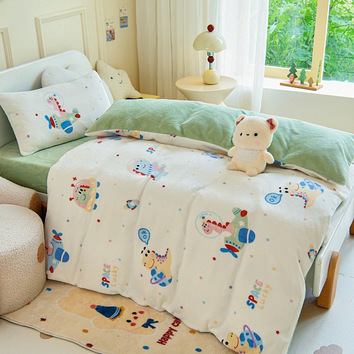 91家纺网 家纺一手货源 找家纺 2025新款A类牛奶绒幼儿园被子三件套儿童卡通双面牛奶绒被套被芯六件套 恐龙星球